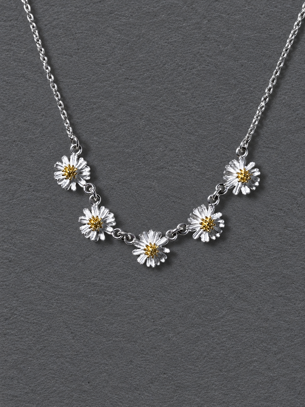 Silver daisy necklace