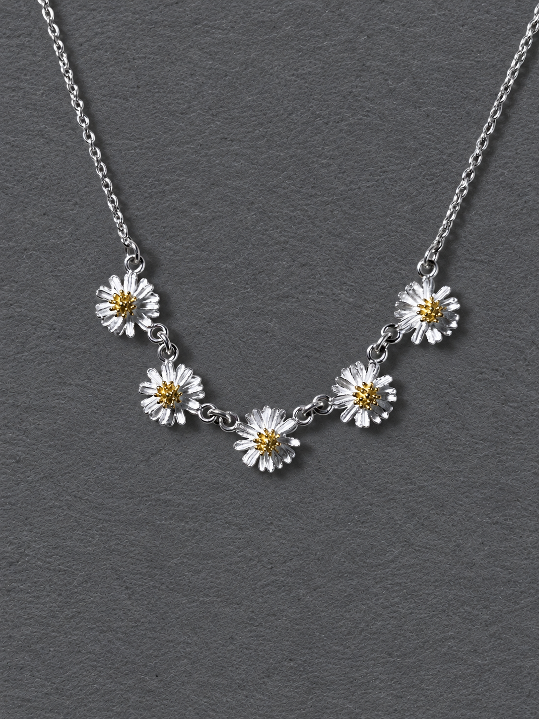 Silver daisy necklace