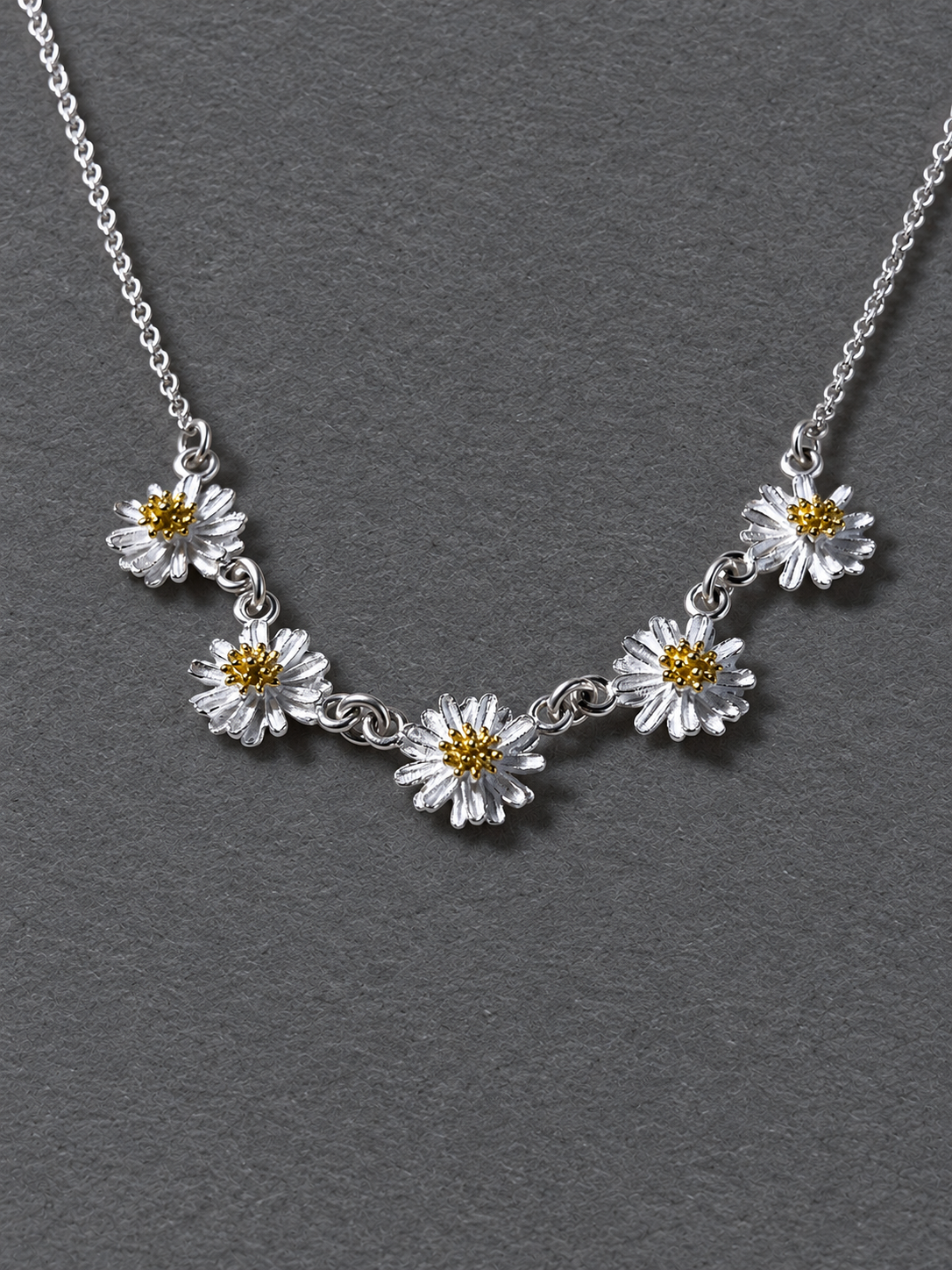 Silver daisy necklace