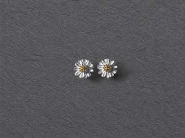 Silver daisy stud earrings
