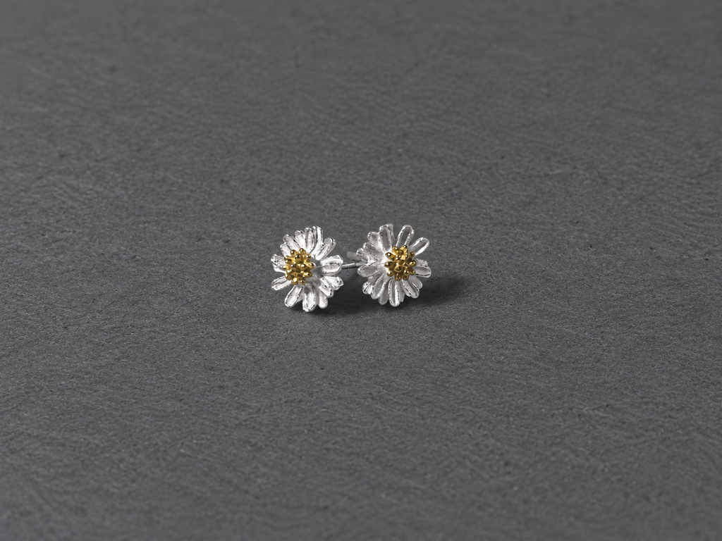 Silver daisy stud earrings