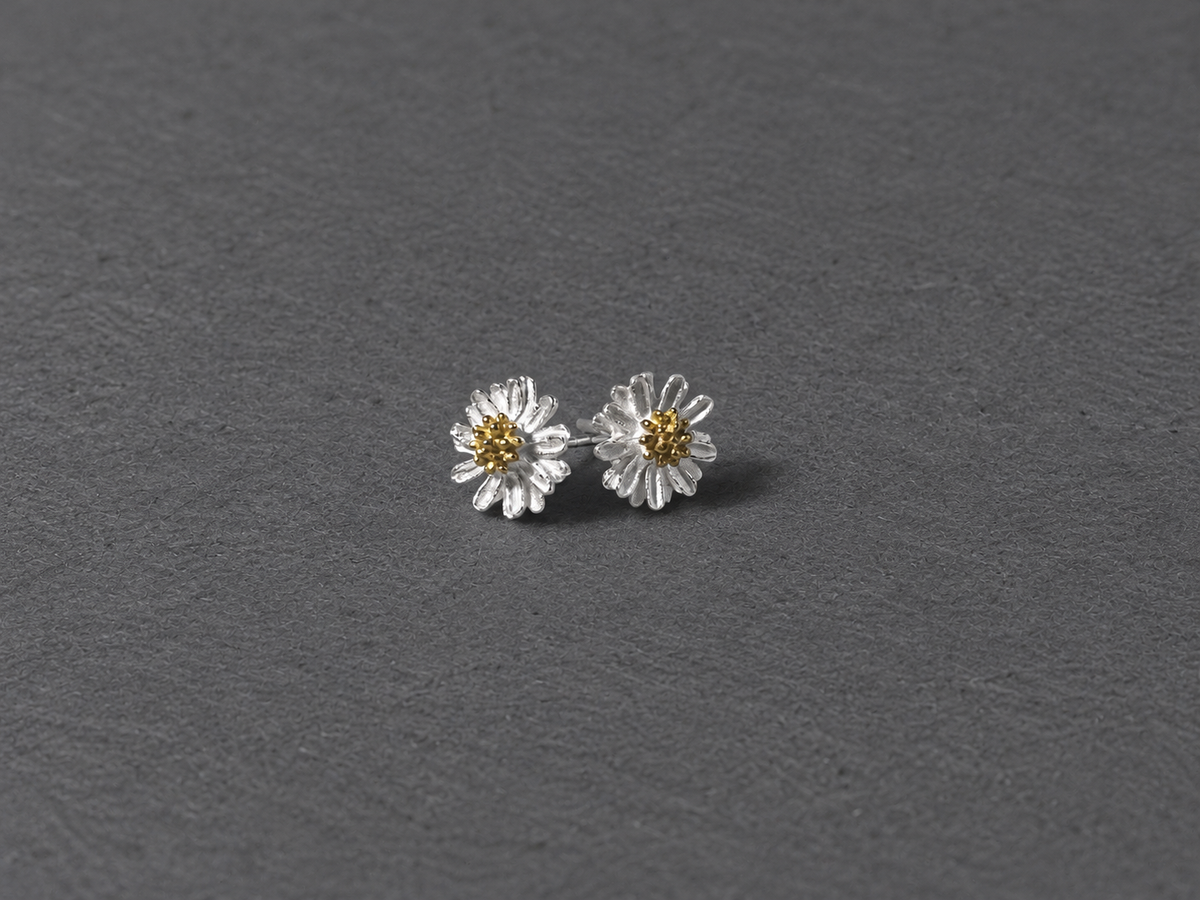 Silver daisy stud earrings