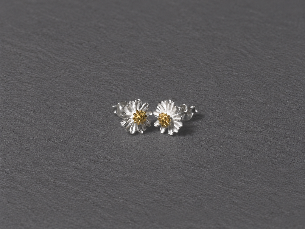 Silver daisy stud earrings