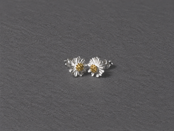 Silver daisy stud earrings