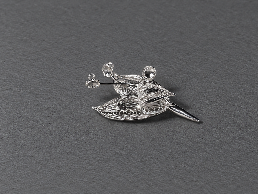 Silver leaf brooch detail view