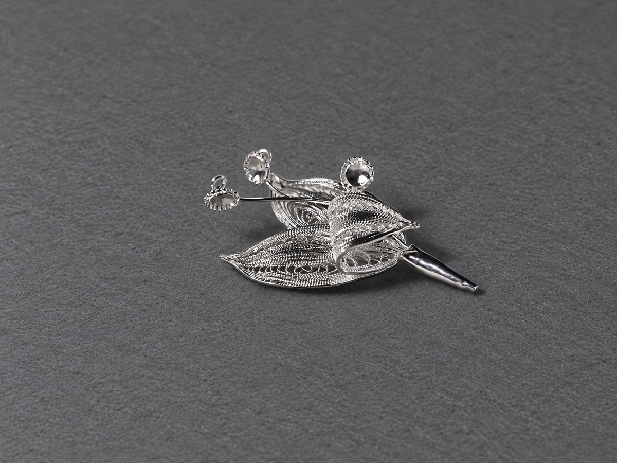 Silver leaf brooch detail view